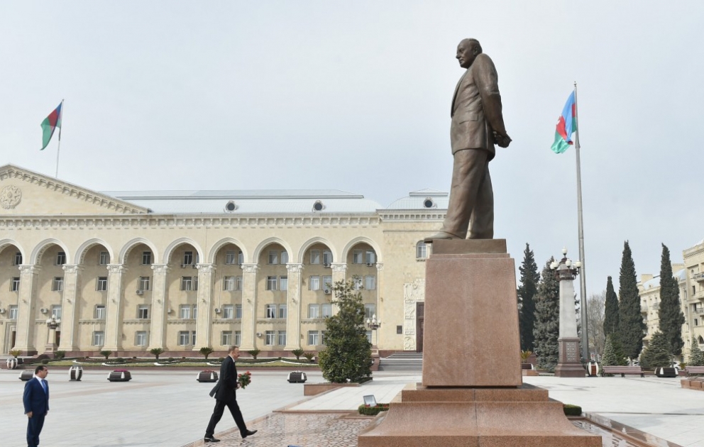 Президент Ильхам Алиев посетил памятник великому лидеру Гейдару Алиеву в Гяндже ВИДЕО