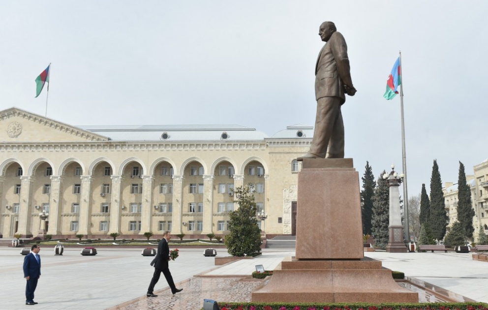 President Ilham Aliyev visited statue of national leader Heydar Aliyev in Ganja VIDEO