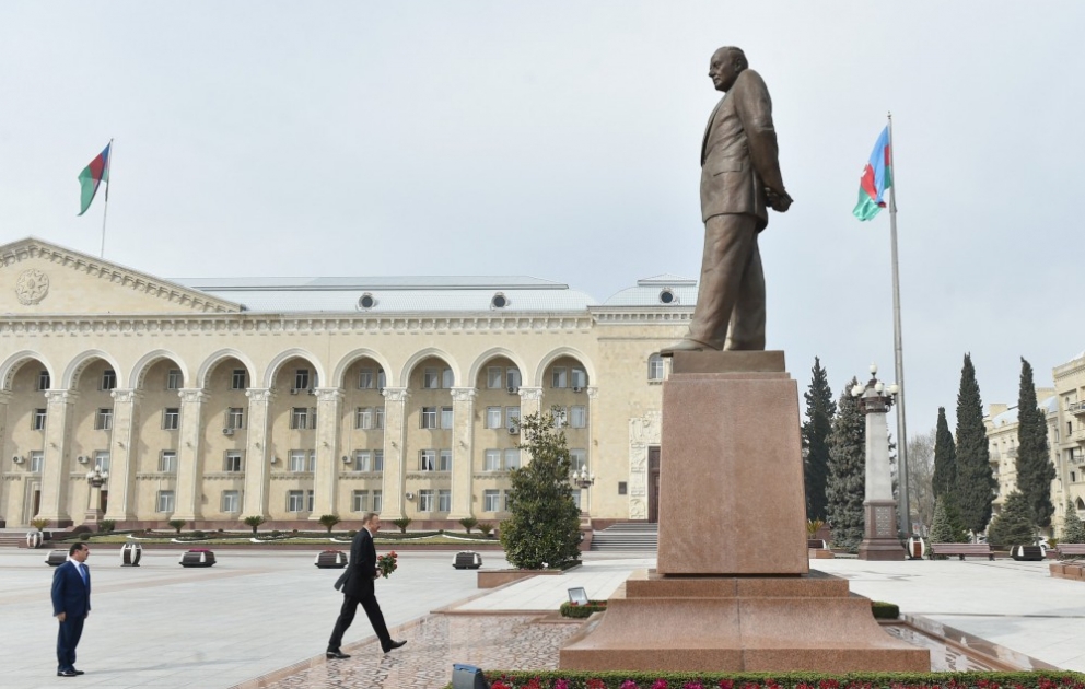 Gandja : le président azerbaïdjanais dépose des fleurs au pied du monument à Heydar Aliyev VIDEO