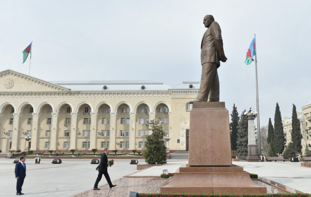 Besuch des Denkmals von Nationalleader Heydar Aliyev in Ganja VIDEO