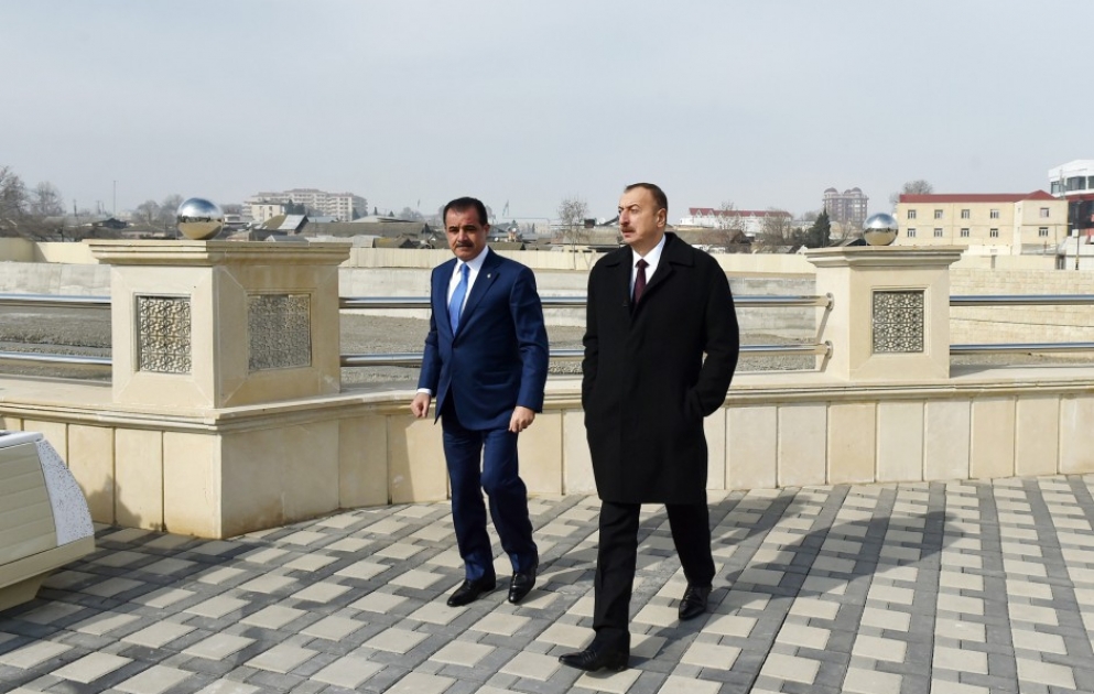 Aserbaidschans Präsident Ilham Aliyev besucht Park-Boulevard Komplex "Ganjatschay" VIDEO