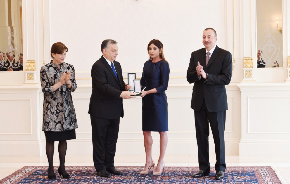 First Lady von Aserbaidschan mit hohem Orden von Ungarn ausgezeichnet VIDEO