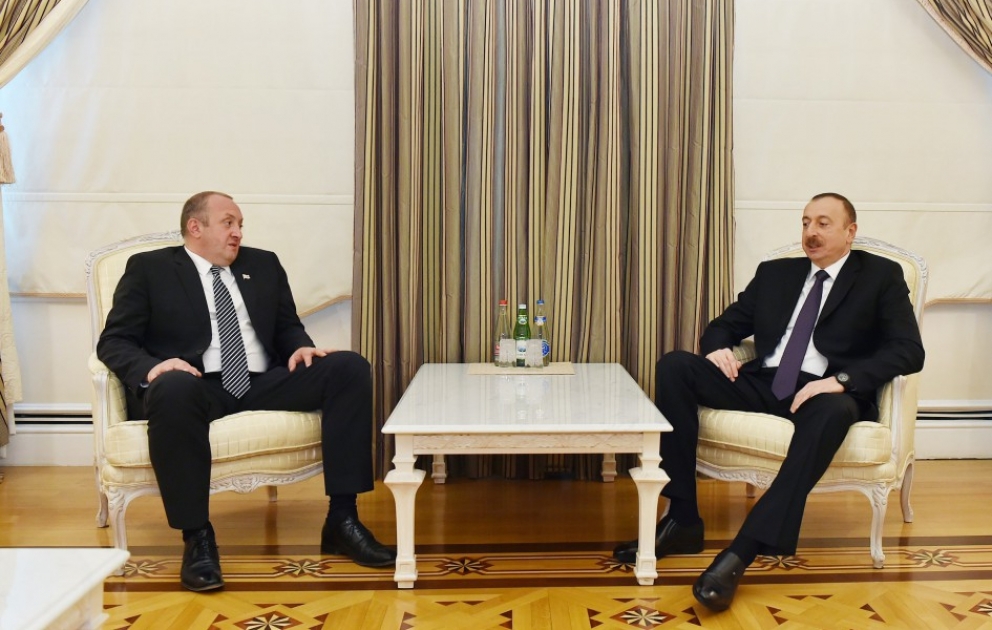 Aserbaidschans Präsident Ilham Aliyev trifft mit seinem georgischen Amtskollegen Giorgi Margwelaschwili zusammen VIDEO