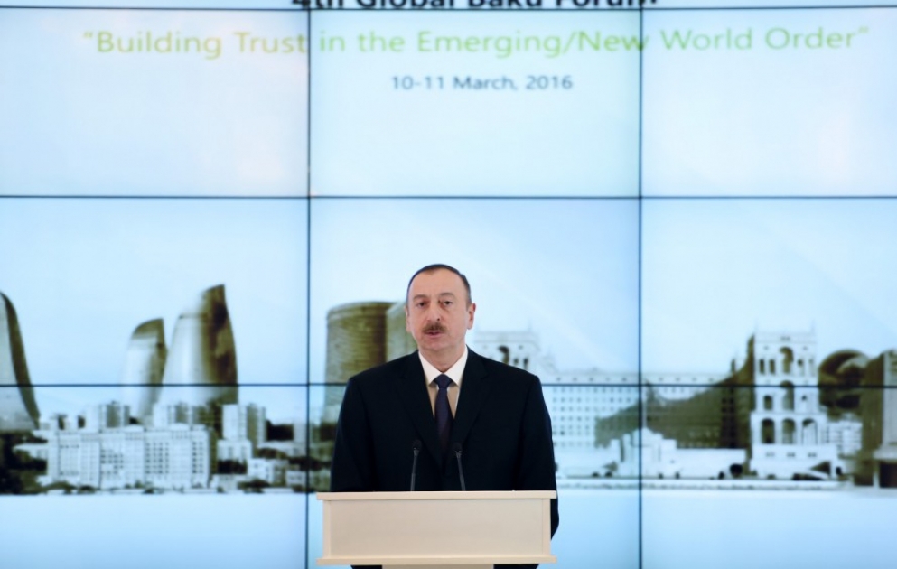 Präsident Aserbaidschans Ilham Aliyev nimmt an der Eröffnung des IV. Globalen Bakuer Forums teil VIDEO