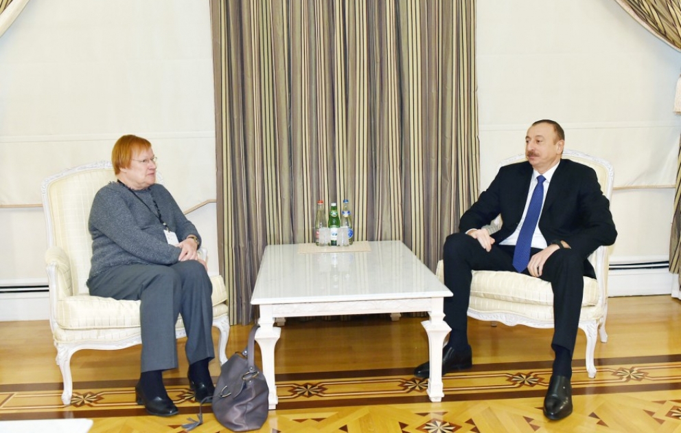 Aserbaidschans Präsident Ilham Aliyev trifft sich mit der ehemaligen finnischen Präsidentin Tarja Halonen VIDEO