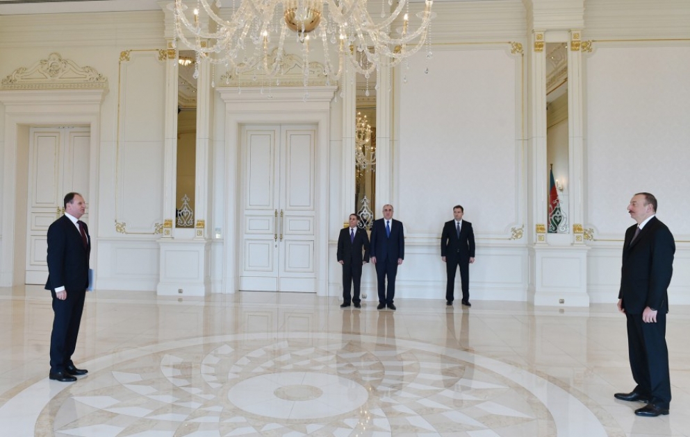 Le président Ilham Aliyev a reçu les lettres de créance du nouvel ambassadeur moldave VIDEO