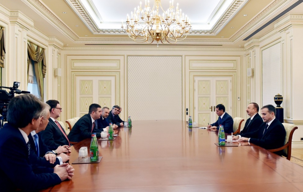 Le président de la République reçoit une délégation tchèque VIDEO