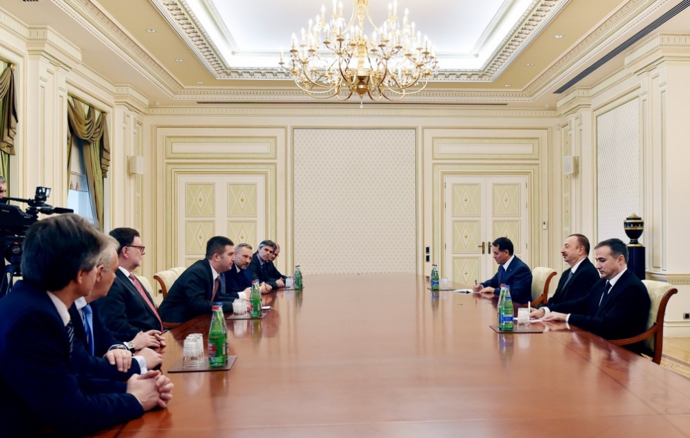 Aserbaidschans Präsident Ilham Aliyev empfängt eine tschechische Delegation VIDEO