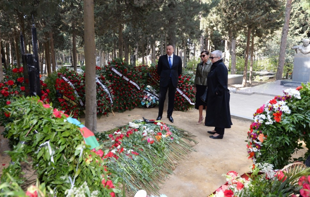 Aserbaidschans Präsident Ilham Aliyev besucht das Grab des Volksschriftstellers Magsud Ibrahimbeyov VIDEO