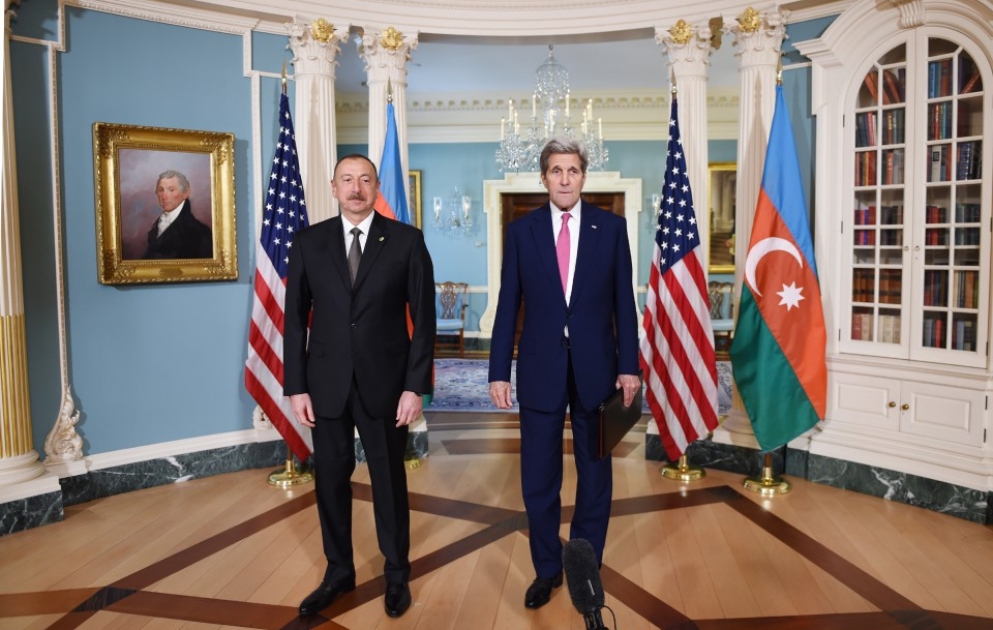 Aserbaidschans Präsident Ilham Aliyev kommt mit US-Außenminister John Kerry zusammen VIDEO