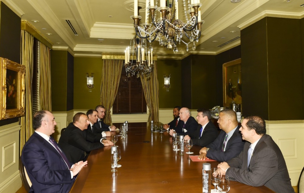 Le président azerbaïdjanais Ilham Aliyev rencontre un groupe de congressistes américains VIDEO