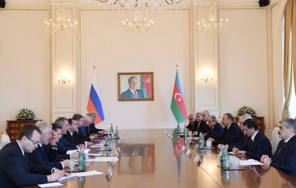 Aserbaidschans Präsident und russischer Premier treffen im erweiterten Format zusammen VIDEO