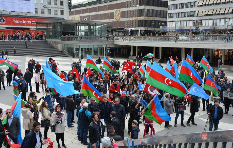 İsveçdə yaşayan azərbaycanlılar erməni təxribatlarına qarşı etiraz aksiyası keçiriblər VİDEO