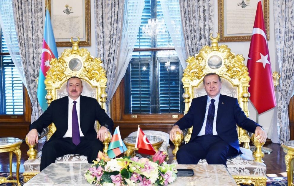 Präsident von Aserbaidschan Ilham Aliyev kommt mit seinem türkischen Amtskollegen zusammen VIDEO