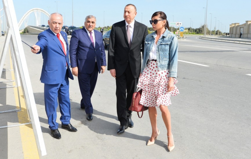 Binə qəsəbəsindəki Əli İsazadə küçəsi yenidənqurmadan sonra istifadəyə verilibPrezident İlham Əliyev görülən işlərlə tanış olub ViDEO