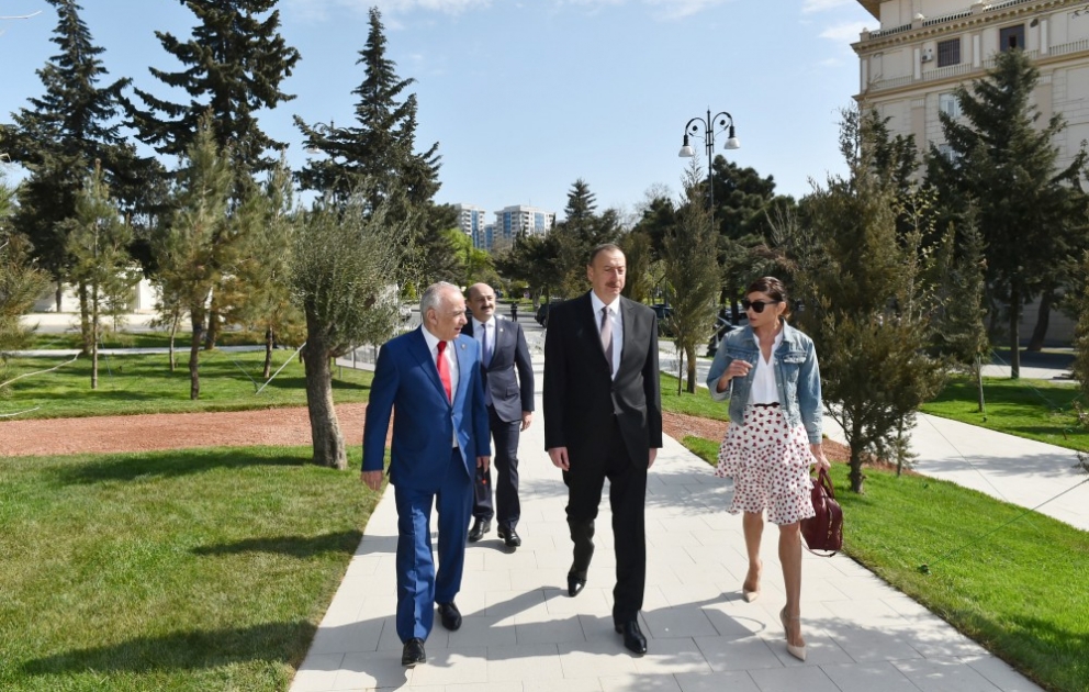 Prezident İlham Əliyev Nəsimi rayonundakı yeni parkda yaradılan şəraitlə tanış olub ViDEO