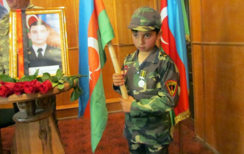Şəhid zabitin medalı ailəsinə təqdim olunub ViDEO