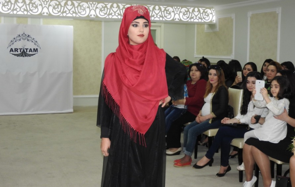 Hicabların nümayiş olunduğu moda dəfiləsi VİDEO