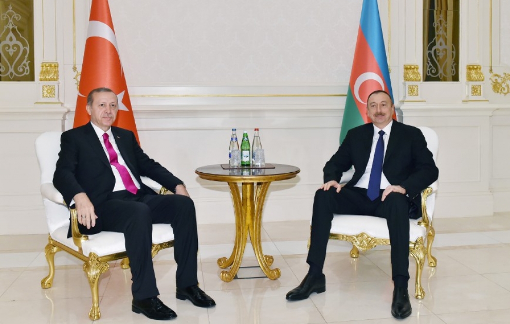 Präsident Ilham Aliyev trifft mit Präsident Recep Tayyip Erdogan zusammen VIDEO