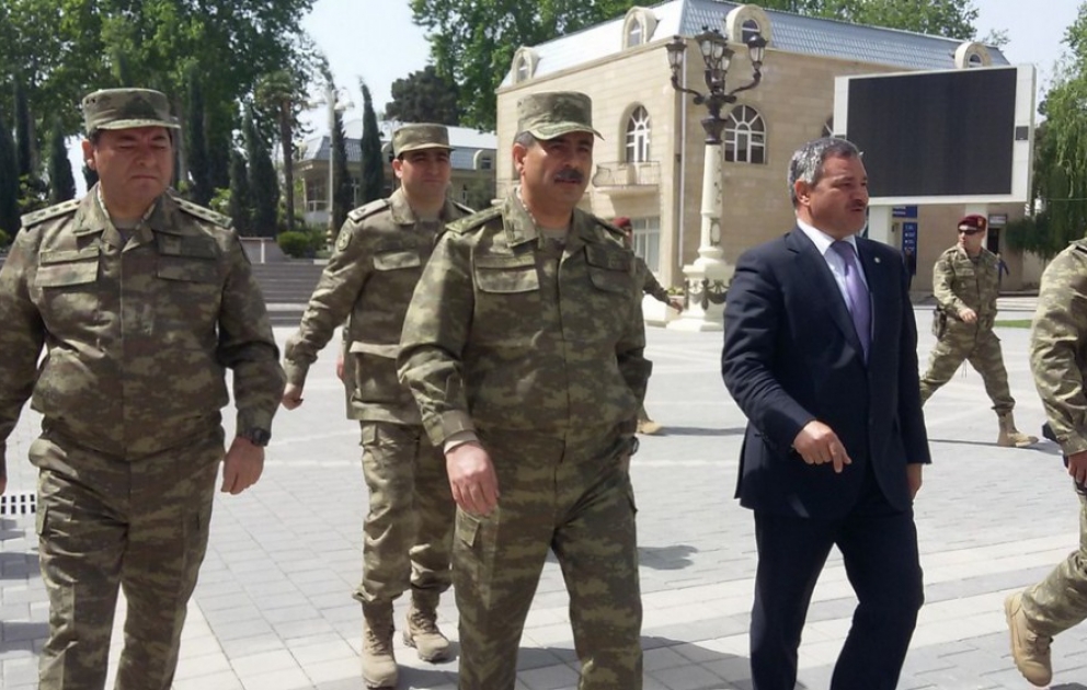 Министр обороны находится с визитом в прифронтовой зоне ВИДЕО