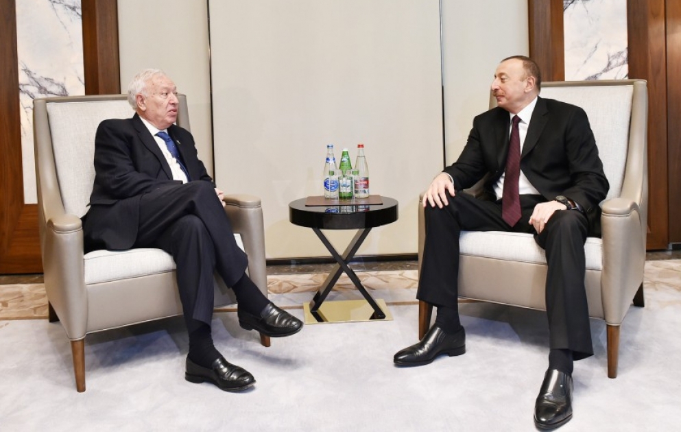 Präsident Ilham Aliyev kommt mit spanischem Außenminister zusammen VIDEO