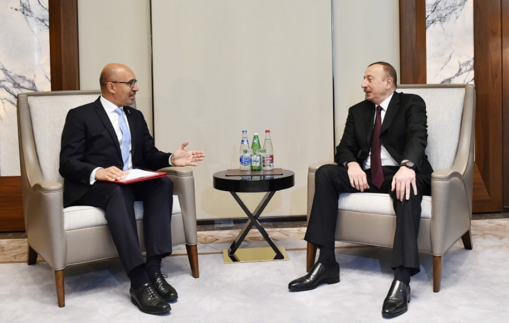 Präsident Ilham Aliyev kommt mit Staatssekretär im französischen Außenministerium zusammen VIDEO