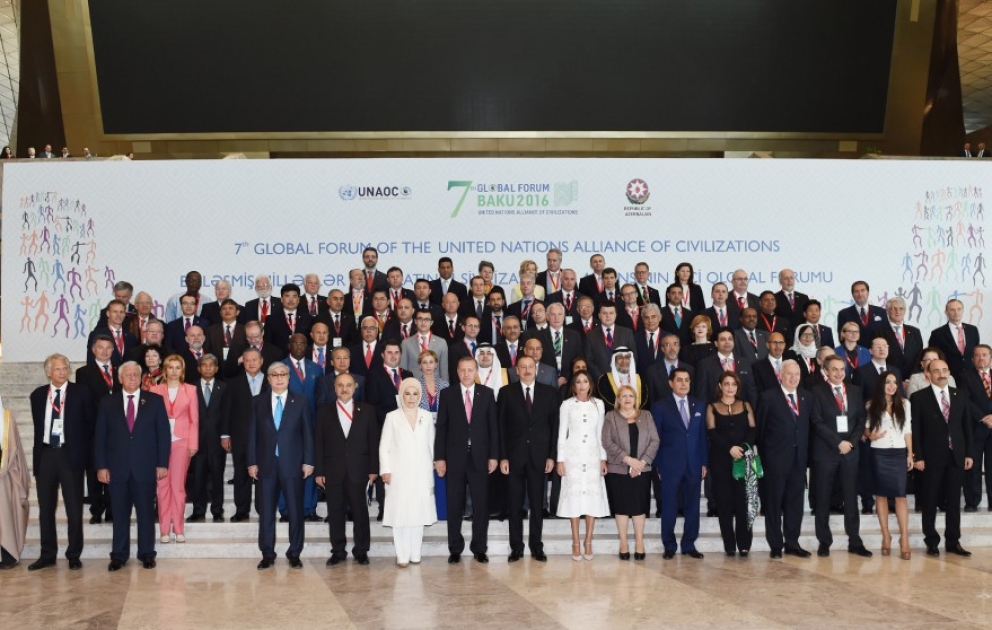 Präsident Ilham Aliyev nimmt an der offiziellen Eröffnung des 7. Globalen Forums der UN0C teil VIDEO