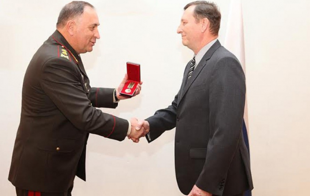 Azərbaycan müdafiə nazirinin müavini ehtiyatda olan polkovnik-leytenanta “Hərbi xidmətlərə görə” medalı təqdim edib VİDEO