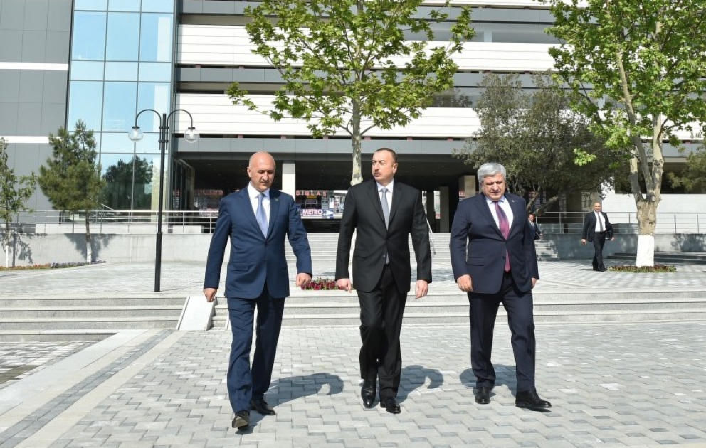Präsident Ilham Aliyev besucht Garten Heydar VIDEO