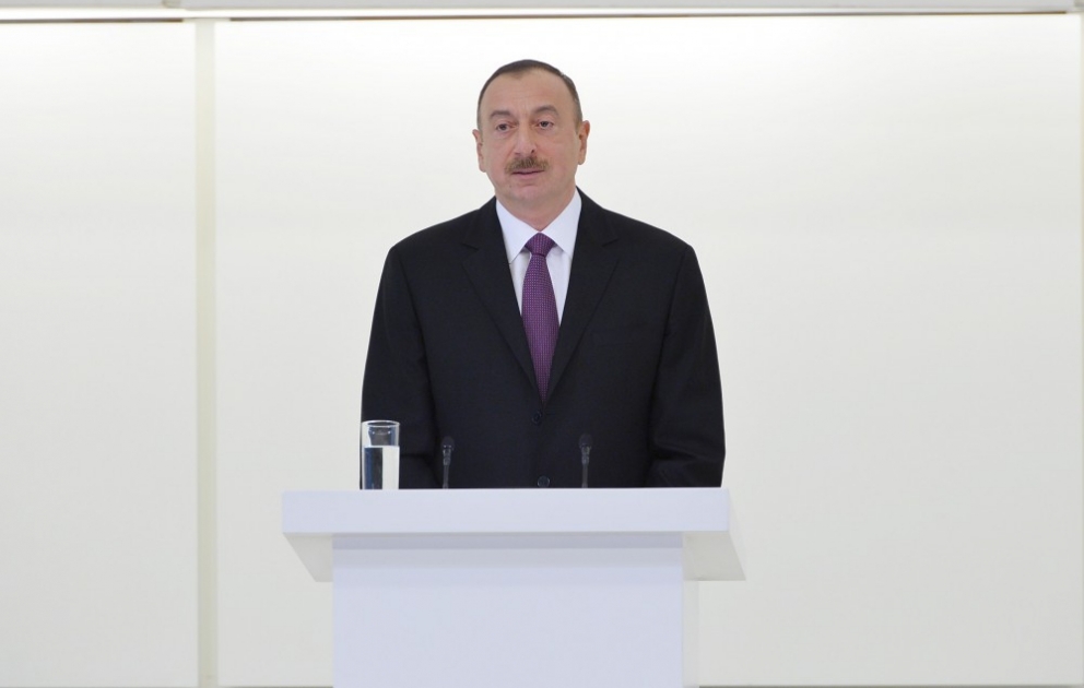 Ümummilli lider Heydər Əliyevin anadan olmasının 93-cü ildönümü və faşizm üzərində Qələbənin 71 illiyi münasibətilə rəsmi qəbul  Azərbaycan Prezidenti İlham Əliyev mərasimdə iştirak edib [YENİLƏNİB] VİDEO