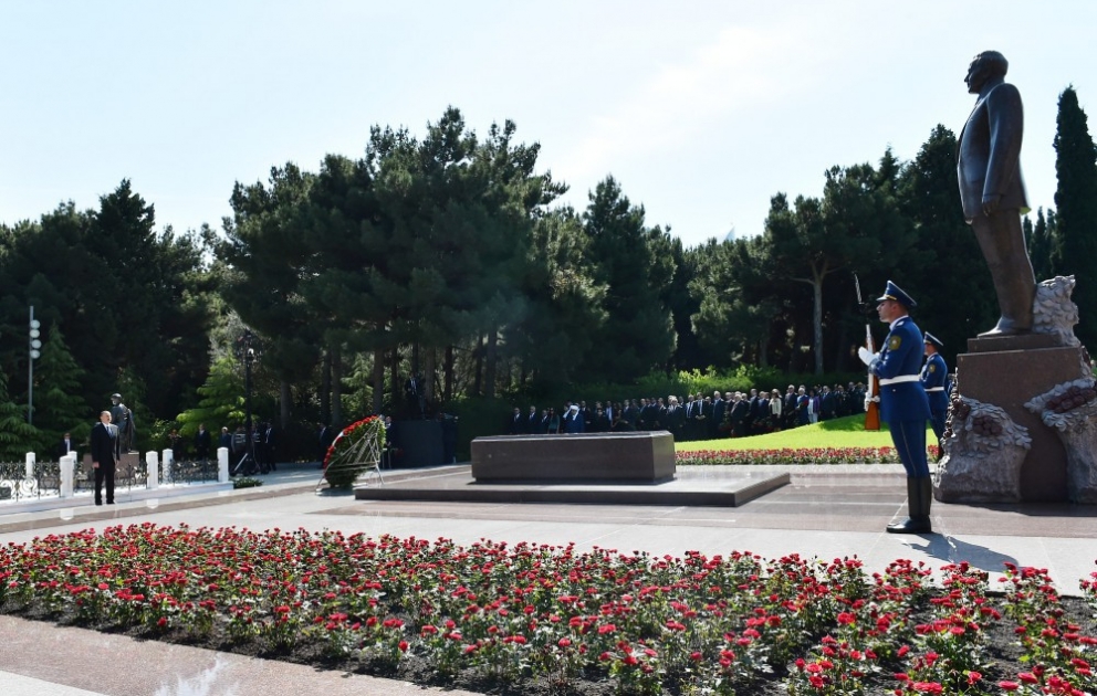 President Ilham Aliyev visited the grave of national leader Heydar Aliyev VIDEO