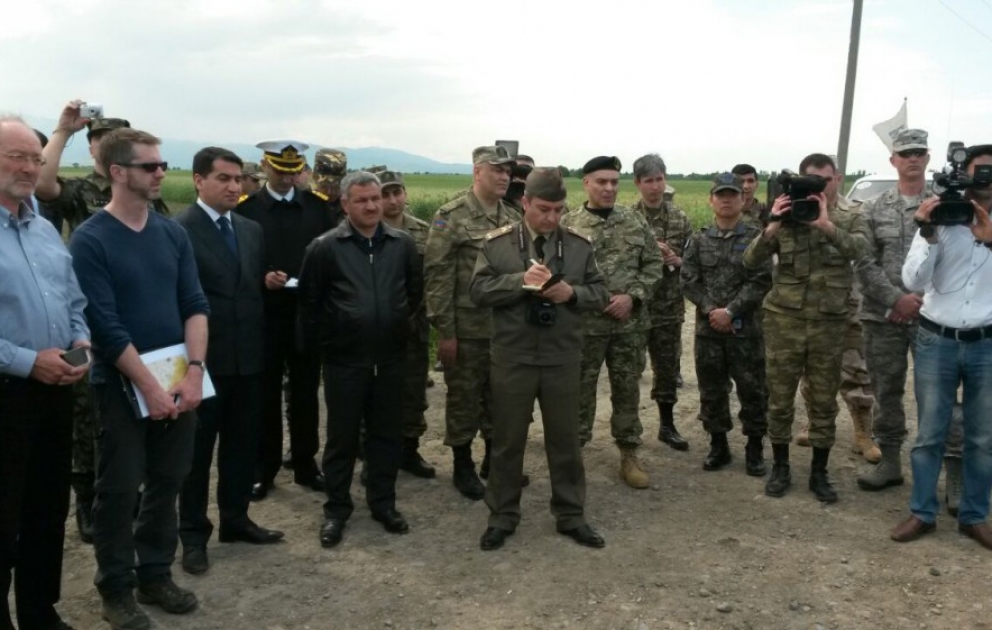 Военные атташе зарубежных стран побывали на территории, где армянская армия сбросила снаряд с белым фосфором ВИДЕО