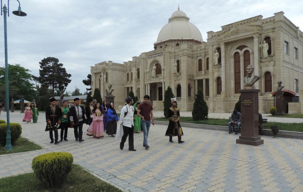 “Canlı abidələr” Xaçmaz şəhərinin park və xiyabanlarını gəzib VİDEO