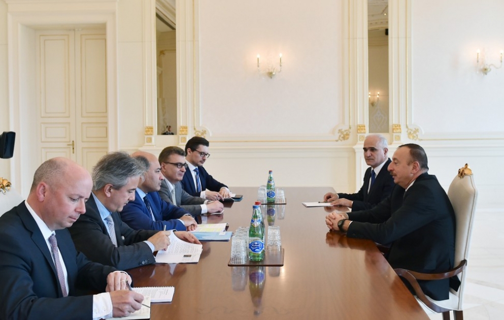 Le président azerbaïdjanais Ilham Aliyev reçoit une délégation menée par le président de la BERD VIDEO