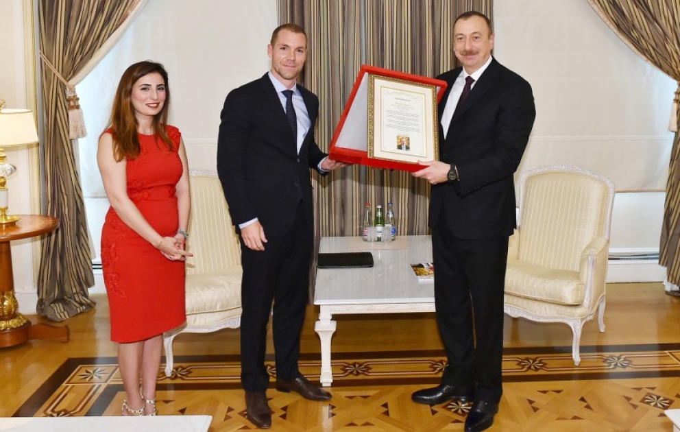 Le président de la République rencontre le rédacteur en chef et la directrice de The Business Year VIDEO