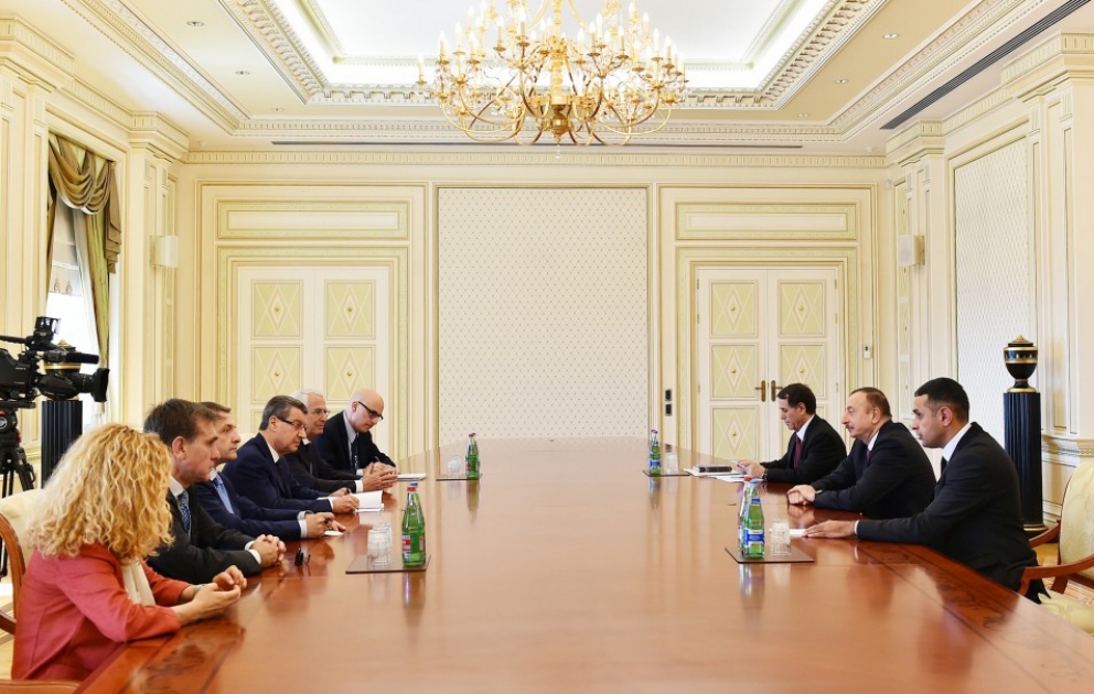 Präsident Ilham Aliyev empfängt eine Delegation um italienischen Senator Vannino Chiti VIDEO