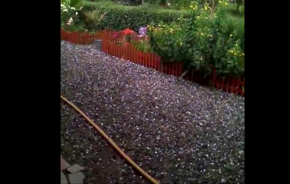 Es fällt schwerer Hagel in Agdam VIDEO