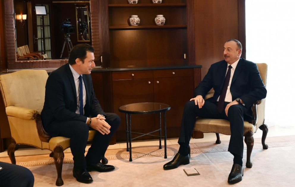Präsident Ilham Aliyev kommt mit Vizepräsident der Gesellschaft "Airbus-Group" in Berlin zuzsammen VIDEO