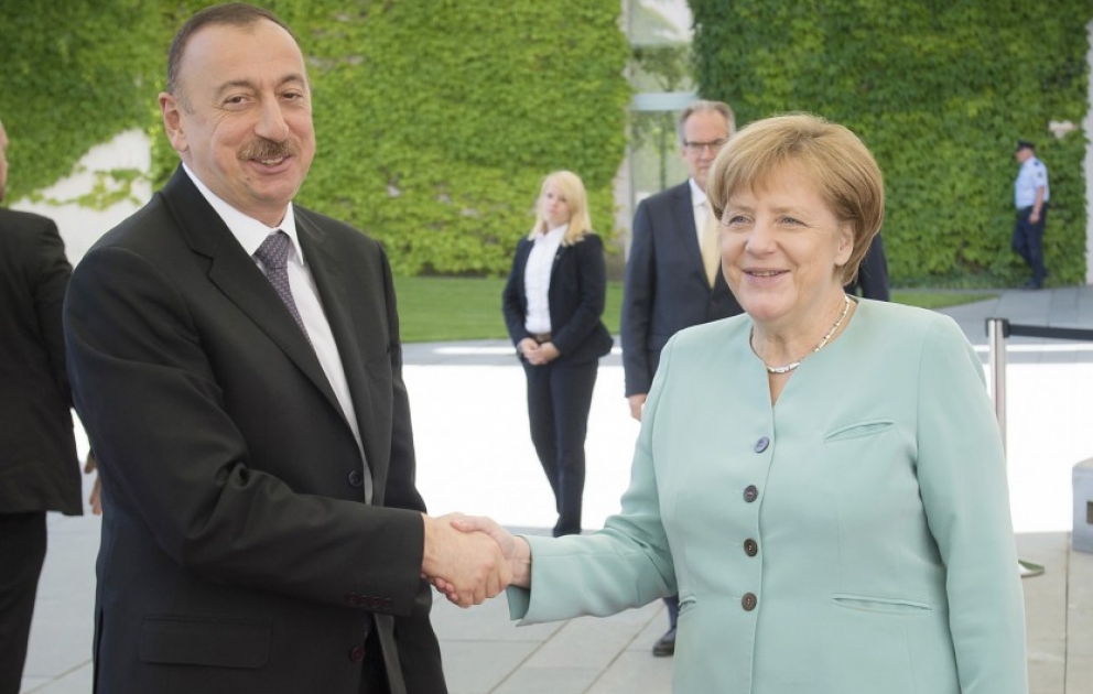 Le président azerbaïdjanais Ilham Aliyev rencontre la chancelière allemande Angela Merkel VIDEO