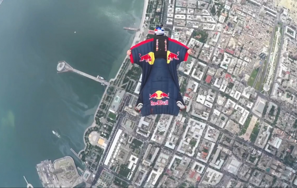 “Red Bull” skaydayverləri Bakı şəhər halqası üzərində uçuş ediblər VİDEO
