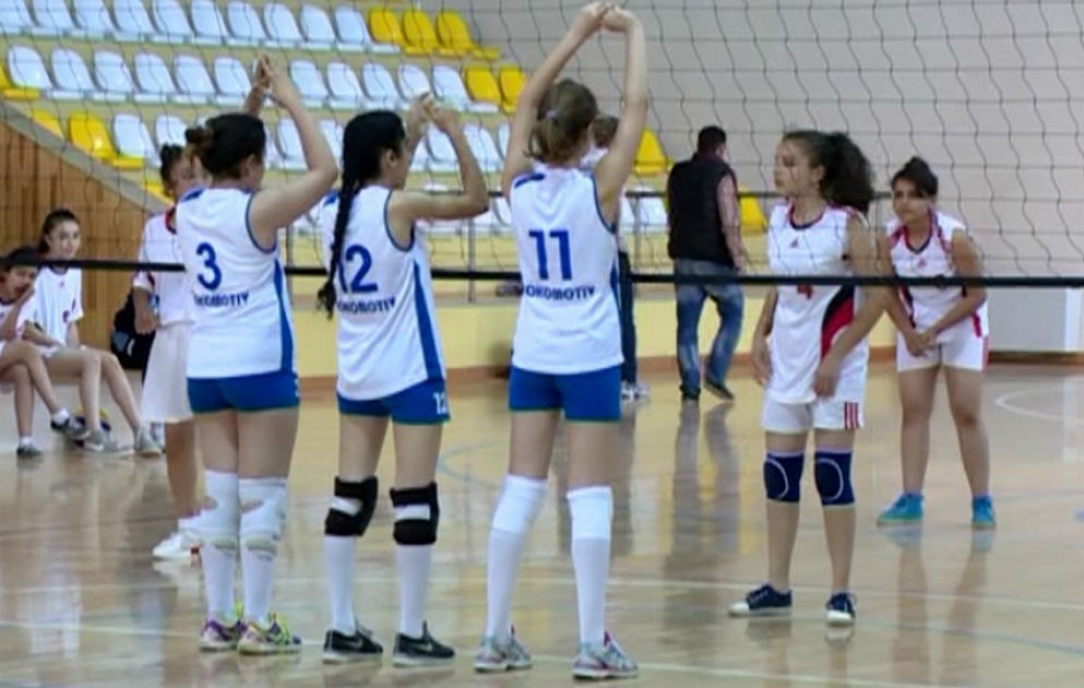 Qax məktəbliləri voleybol üzrə yeniyetmə qızlar arasında ölkə birinciliyinin qalibi adını qazanıb VİDEO