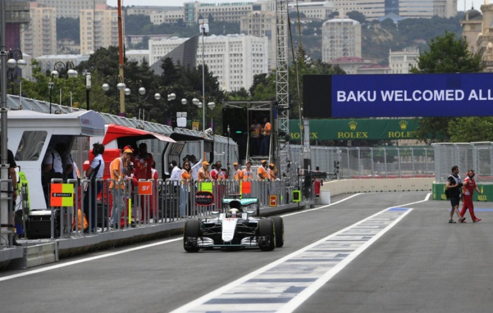 Formula-1 Avropa Qran-prisinin birinci test yürüşündə Luis Hamilton birinci olub VİDEO