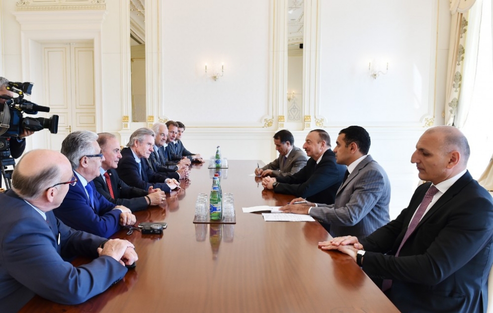 Präsident Ilham Aliyev empfängt Delegation um den Präsidenten des Vereins der Freunde von Aserbaidschan in Frankreich VIDEO