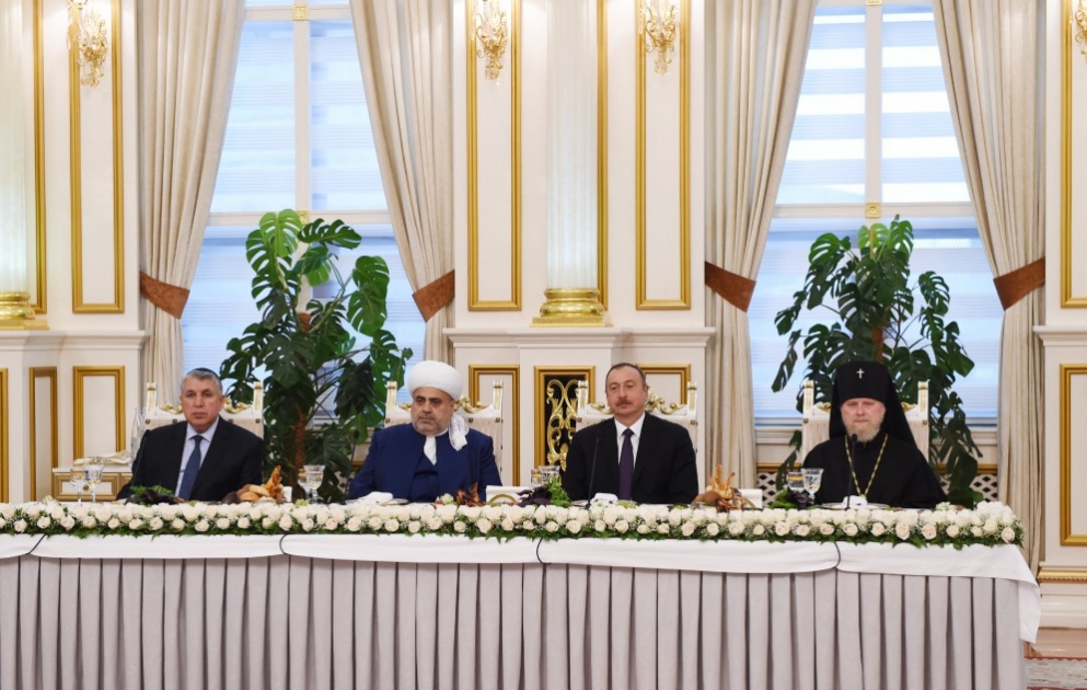 Le président Ilham Aliyev a assisté au dîner d'iftar à l'occasion du mois sacré du Ramadan VIDEO