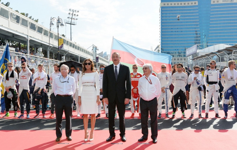 Präsident Ilham Aliyev schaut beim Hauptrennen der Formel-1-Premiere in Baku zu VIDEO