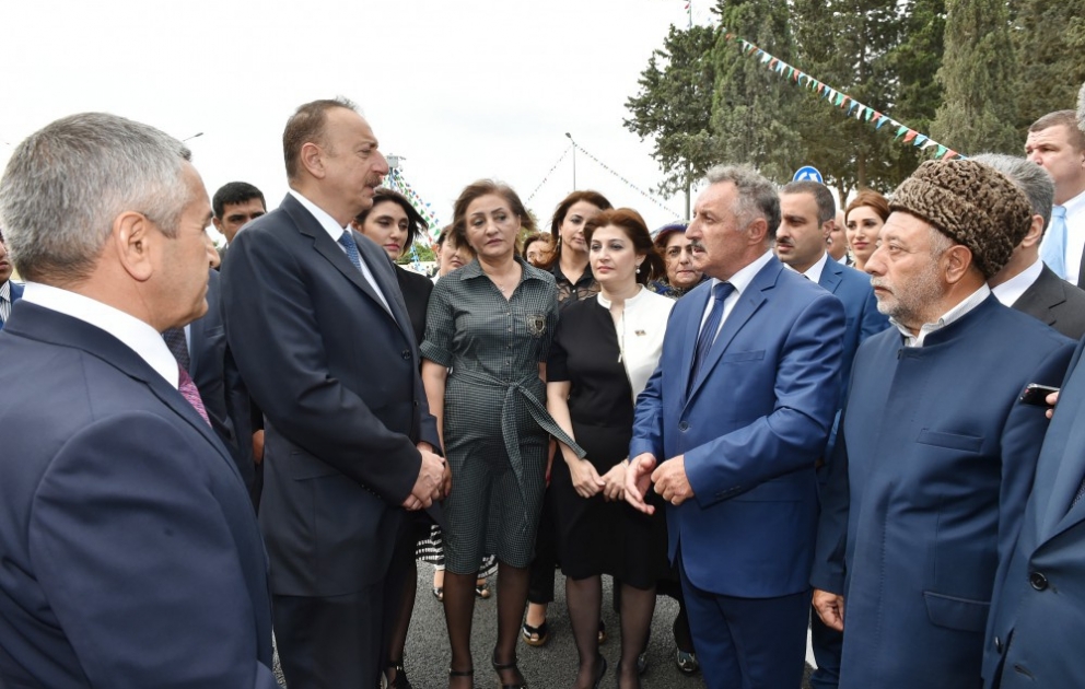 Prezident İlham Əliyev Nardaran qəsəbəsinin sakinləri ilə görüşüb [YENİLƏNİB] VİDEO