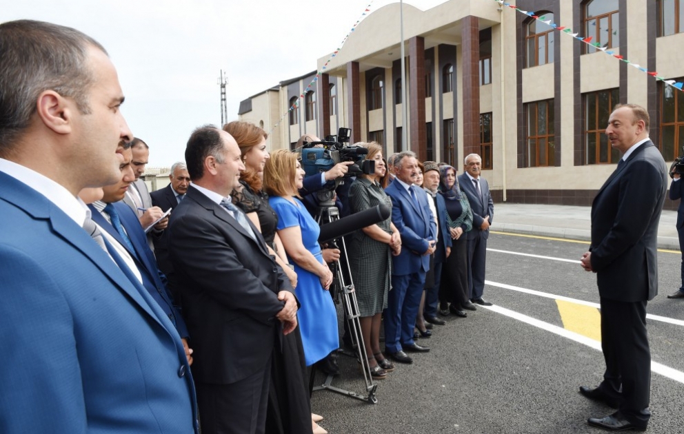 Le président Ilham Aliyev rencontre les habitants de Nardaran VIDEO