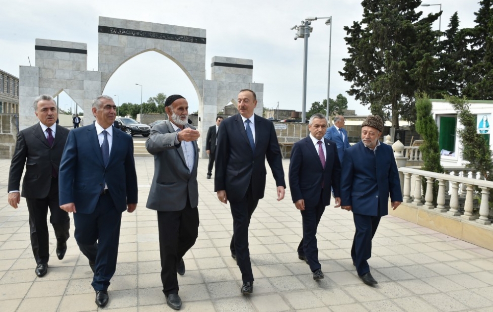 Präsident Ilham Aliyev besucht Moschee “Rahima Khanym” VIDEO