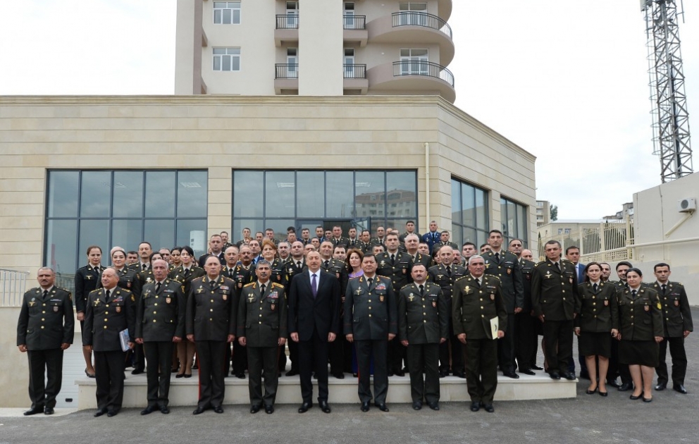 Le président Ilham Aliyev a visité l’immeuble construit pour les militaires VIDEO