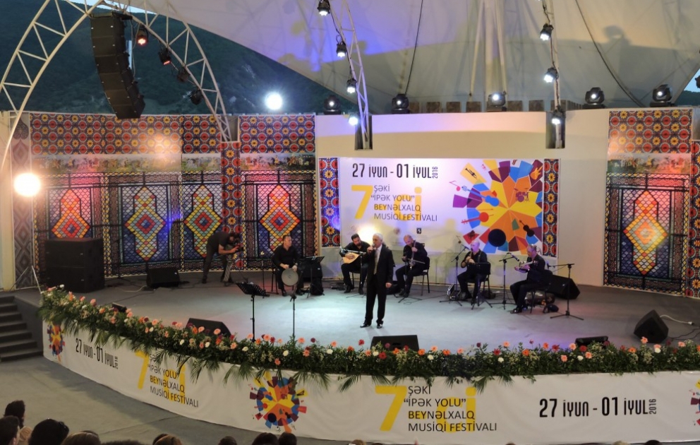 Festivalın ikinci günü Şəki tamaşaçıları Türkiyənin daha bir musiqi kollektivinin çıxışını izləyiblər VİDEO
